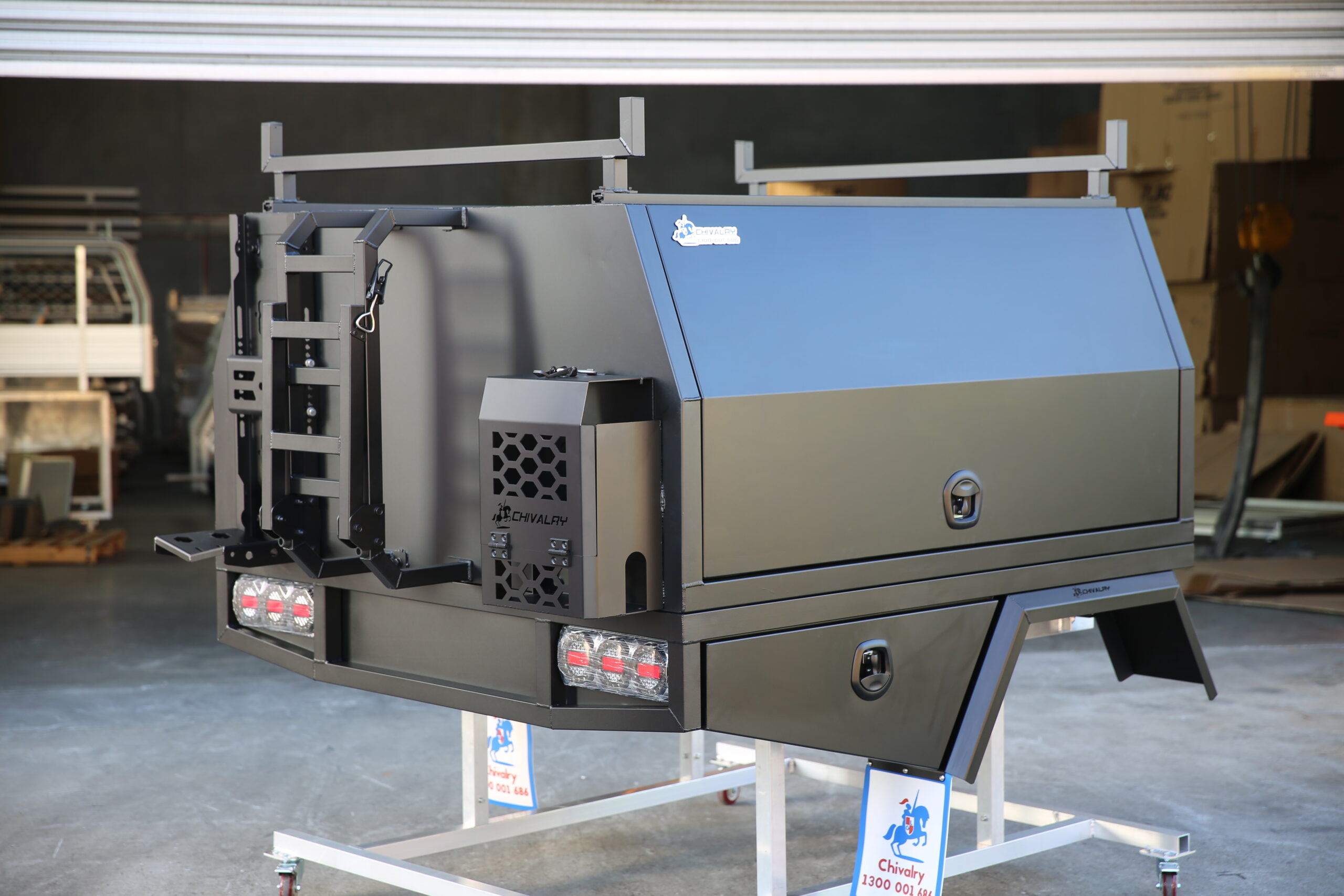 L&G Chivalry UTE canopy and tray combo, T3/X1 4WD 1800mm F/P Combo Black, which includes a 1800L1840W920H flat alloy tray.