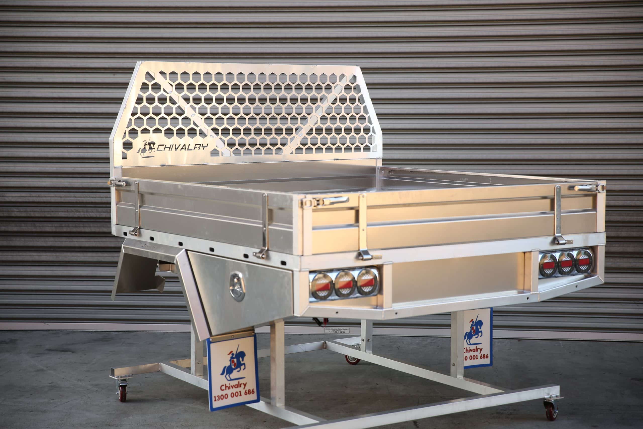 Heavy-duty flat tray featuring reinforced headboard tube