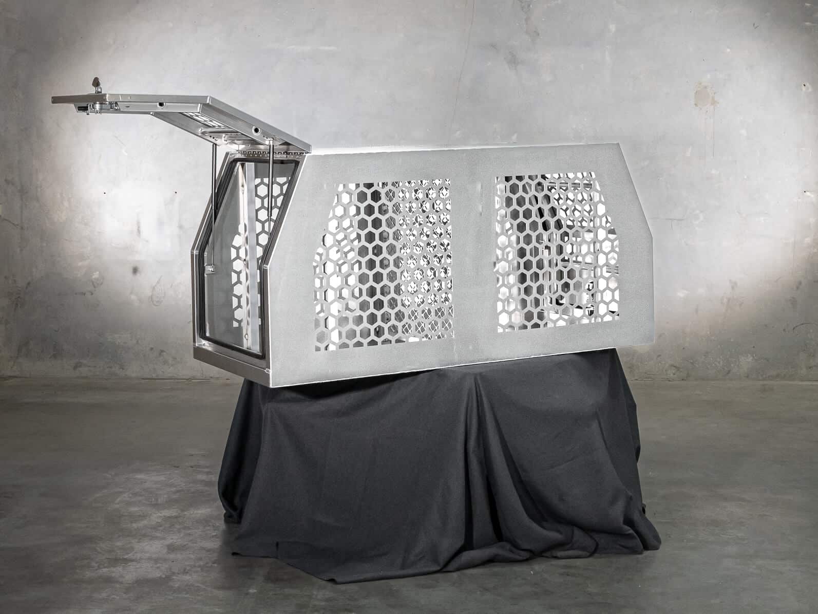Aluminium dog box with dual ventilation panels and lift-up doors