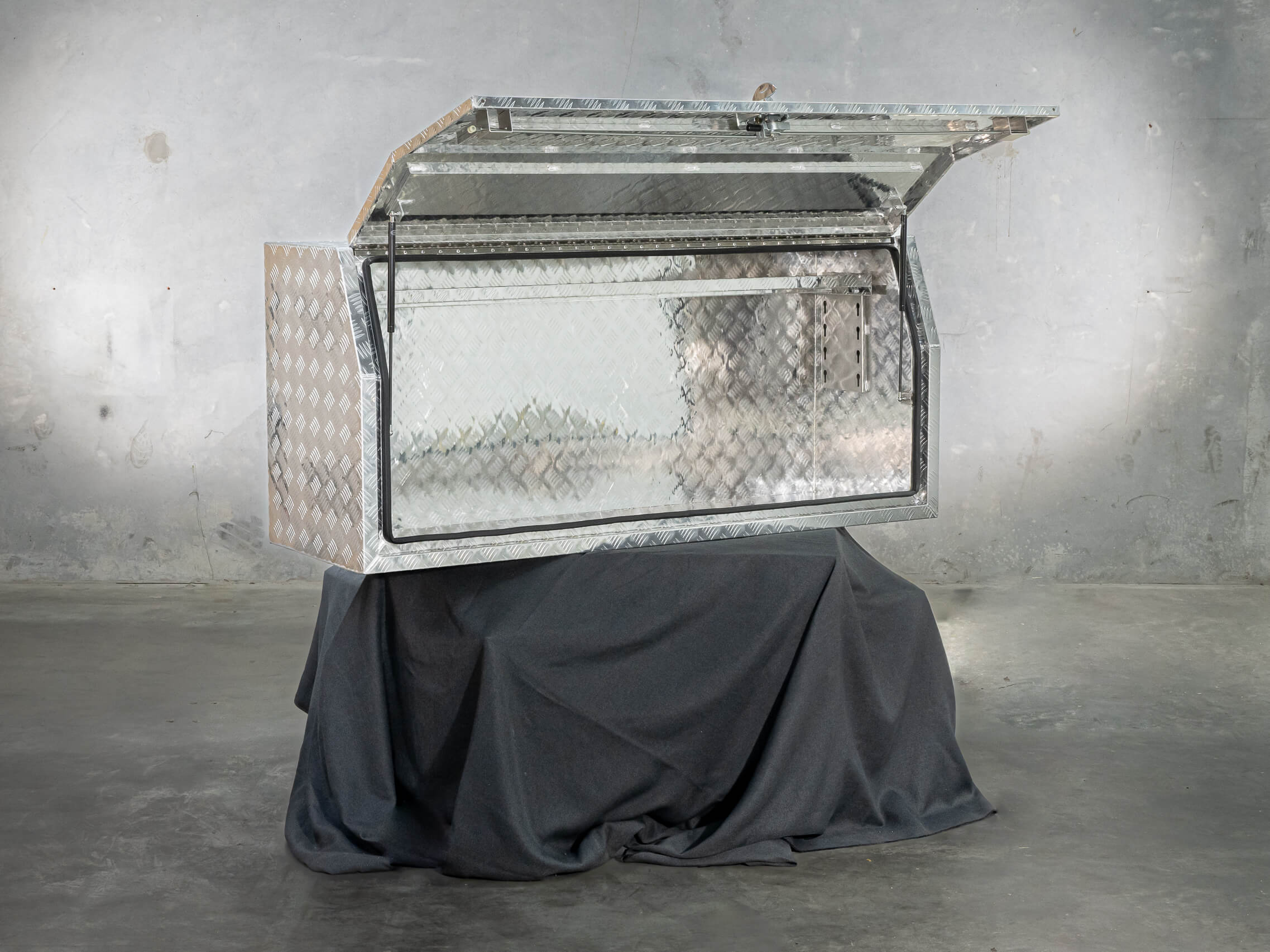 Full-opening 1800mm checker plate UTE canopy with whale tail locks