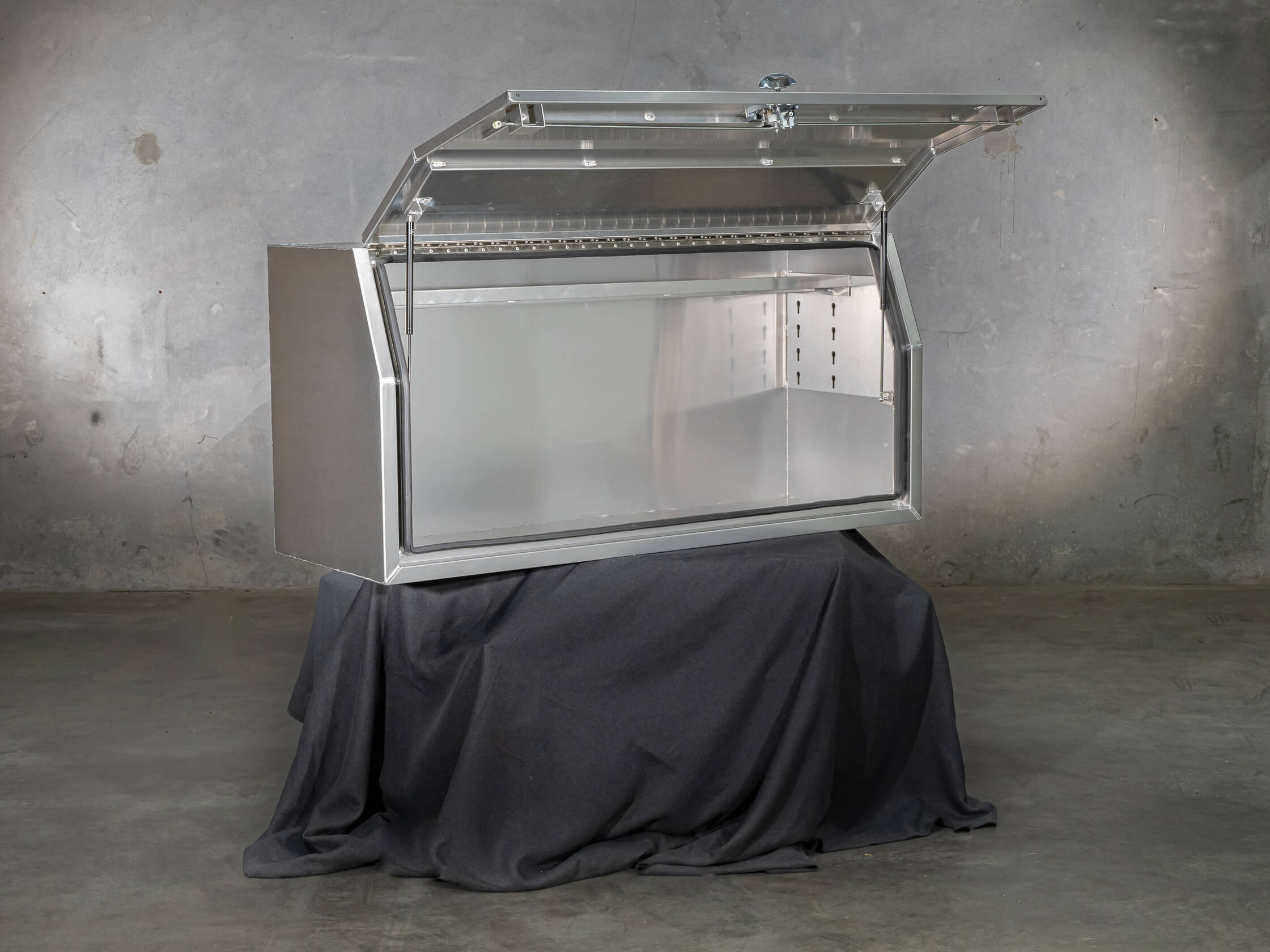 1800mm aluminium flat-plate toolbox with whale tail locks