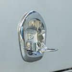 Whale tail-style compression locks operating a three-point locking system