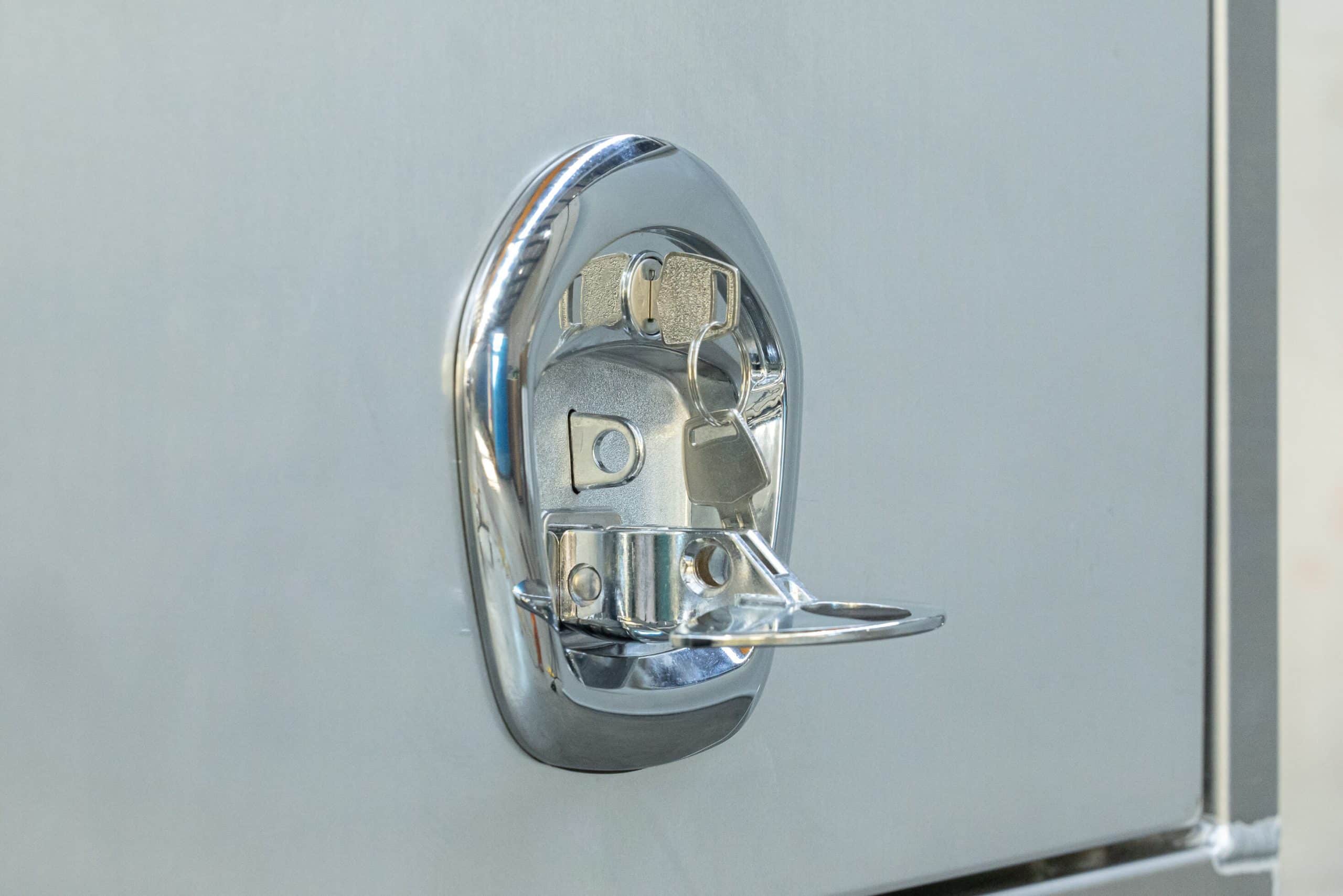 Whale tail-style compression locks operating a three-point locking system