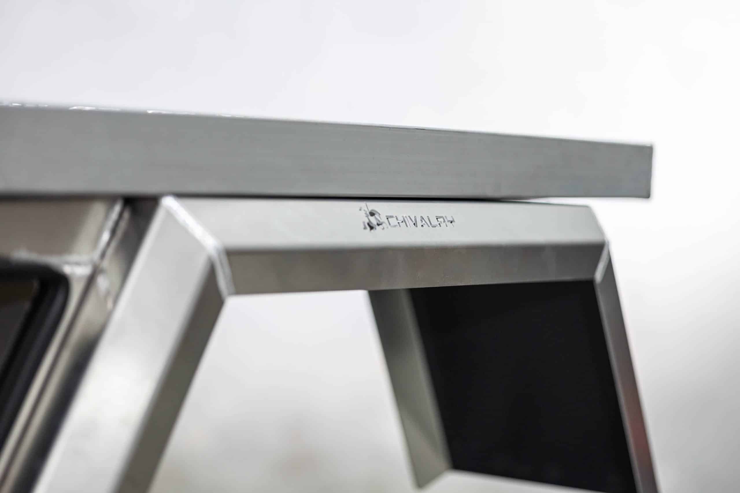 Sturdy aluminium tray with reinforced frame and mudguards