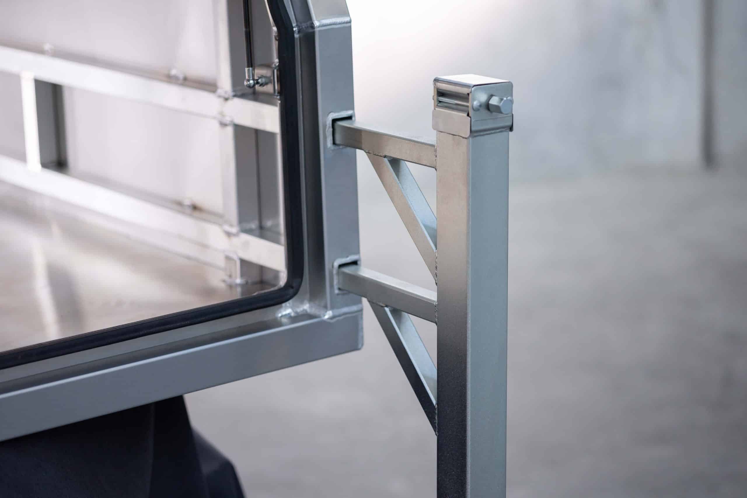 Support legs of the 3 door X1 Wide 1800 UTE canopy