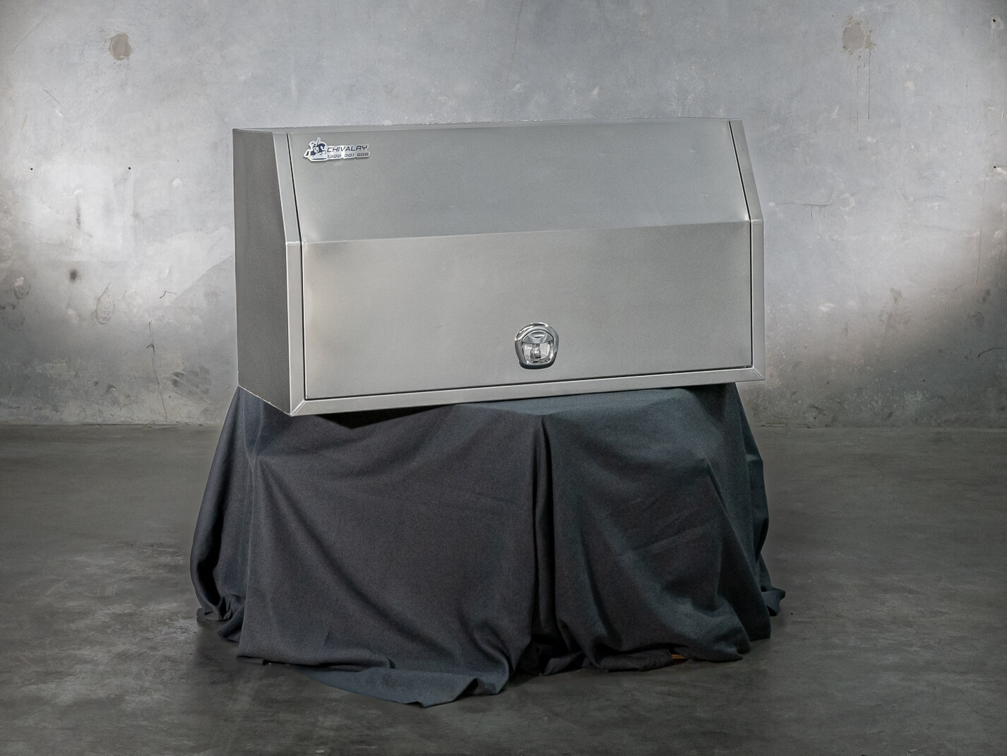 Heavy-duty alloy toolbox featuring adjustable shelf and drawers