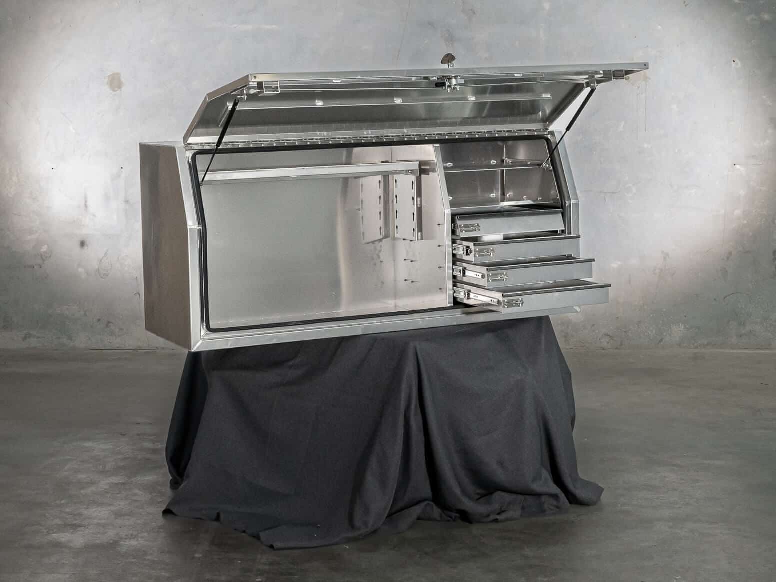 1800mm aluminium flat-plate toolbox with four built-in drawers and one adjustable shelf