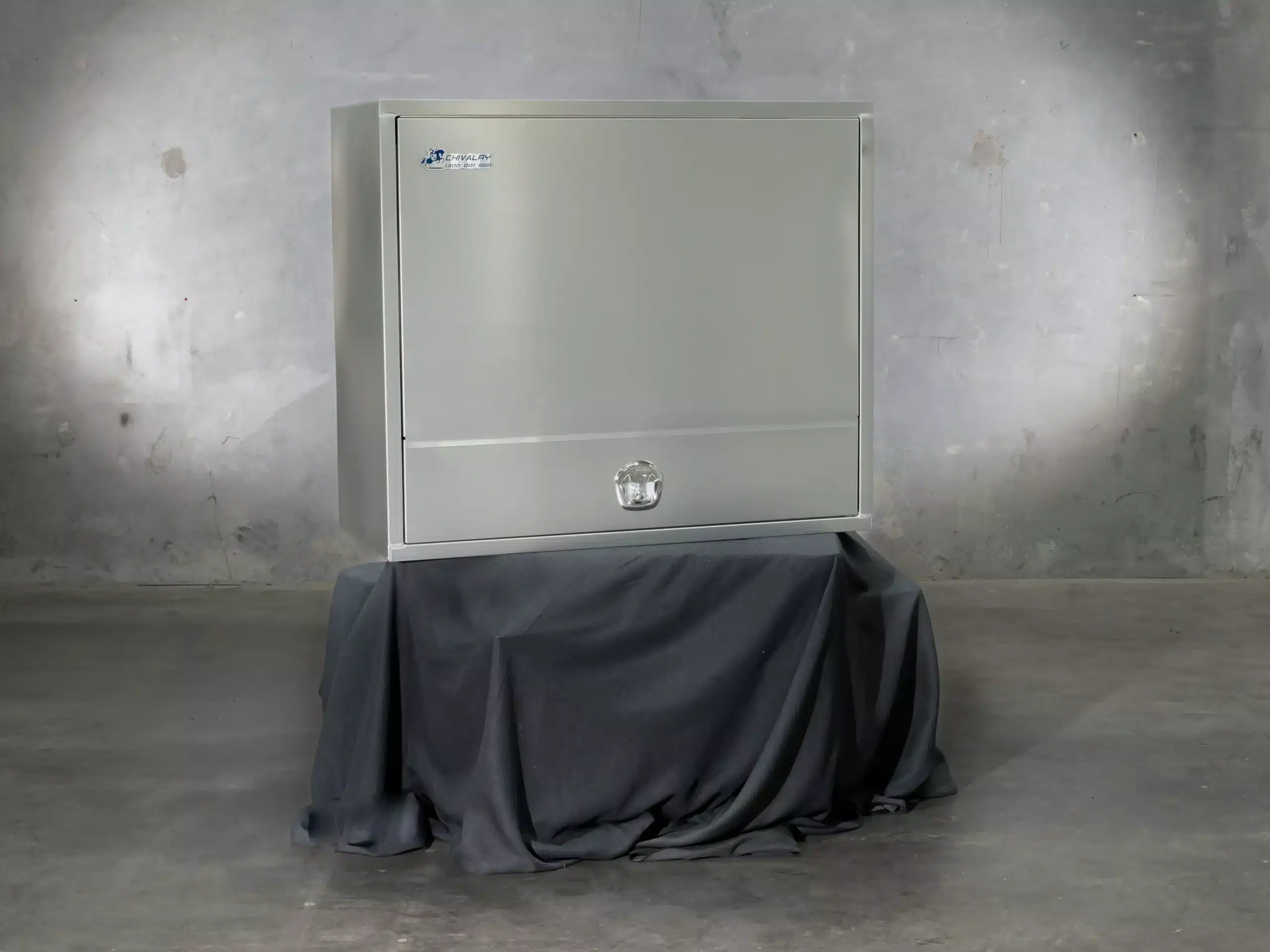 1400mm alloy truck toolbox with adjustable internal shelving