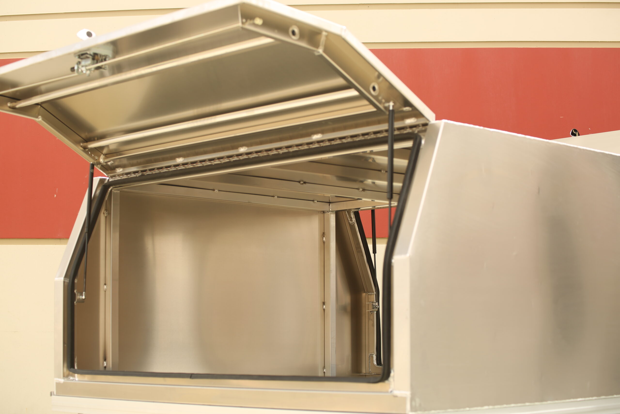 Polished aluminium tray with matching two-door canopy
