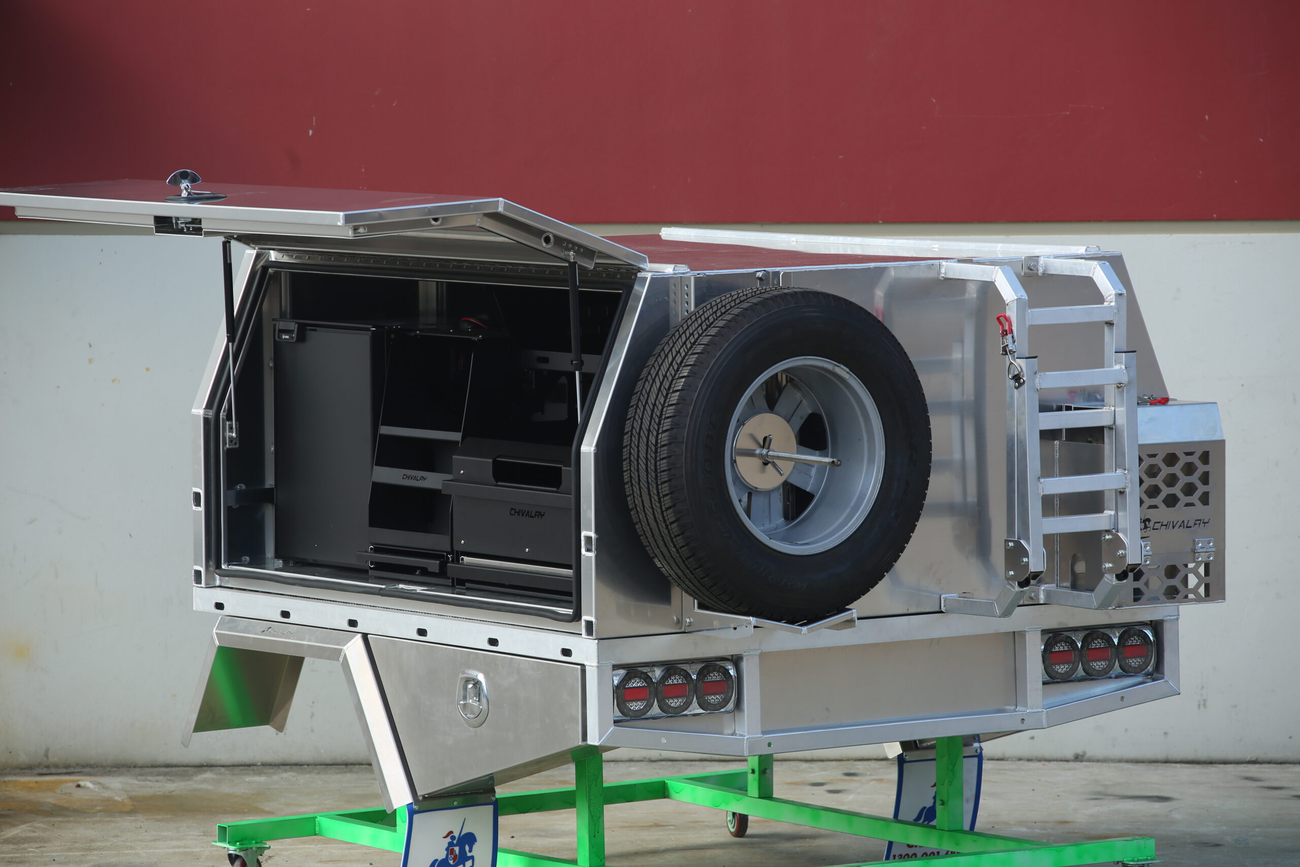Reliable UTE canopy with integrated drawer, cutting board, and pantry system