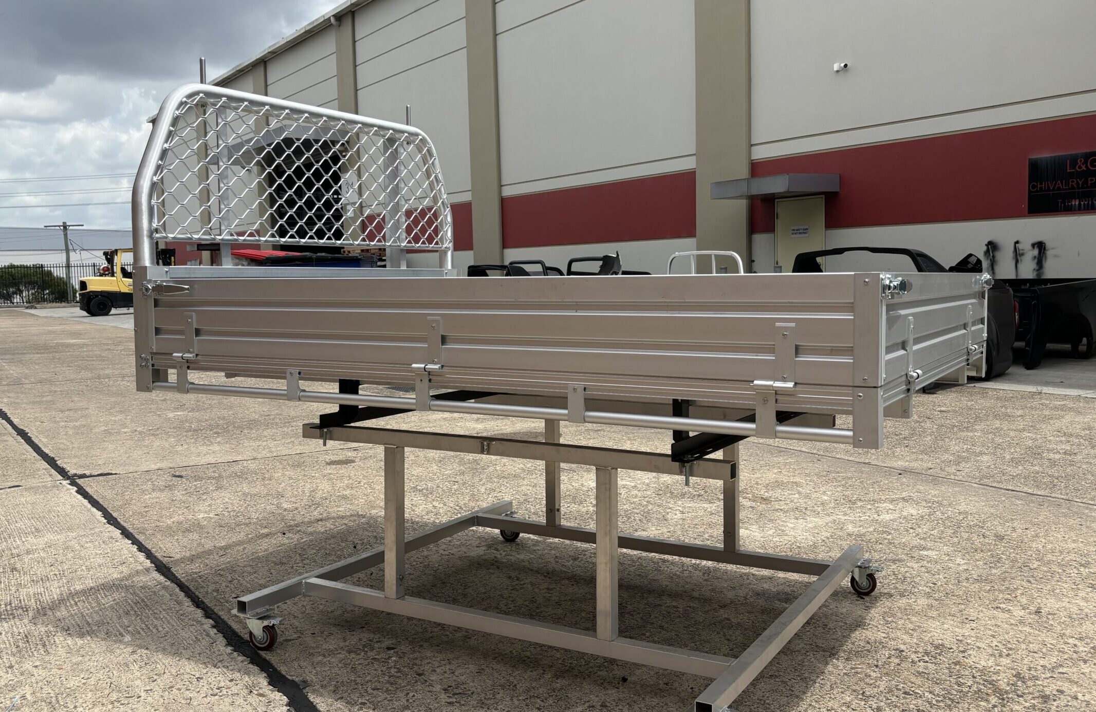 Heavy-duty aluminium tray with LED tail lights and removable sides