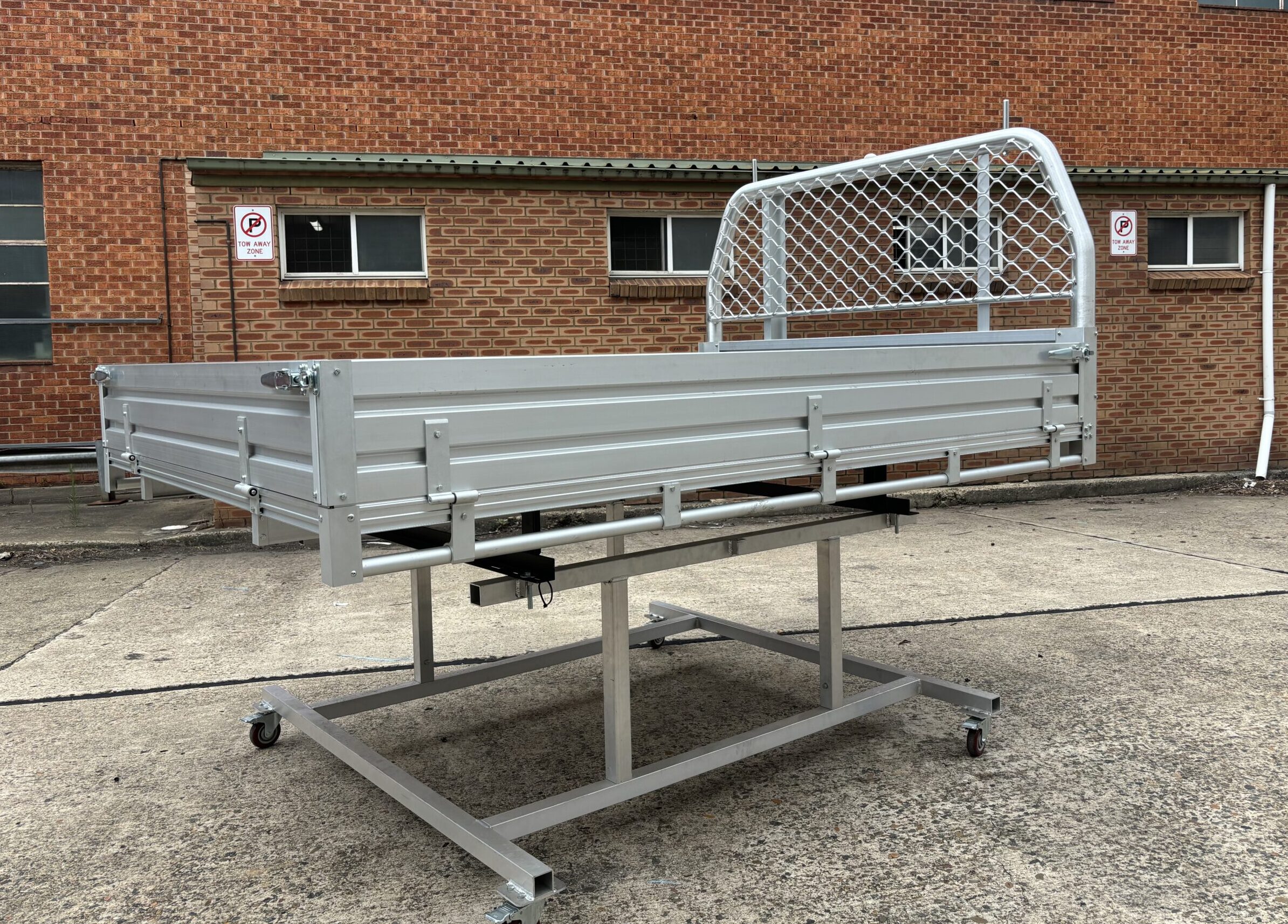 Aluminium single cab full tray with mesh headboard and side rails