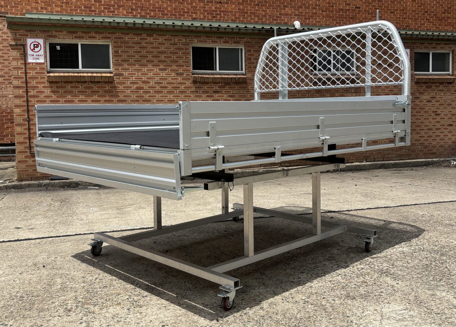 Aluminium single cab tray with reinforced structure and sleek design